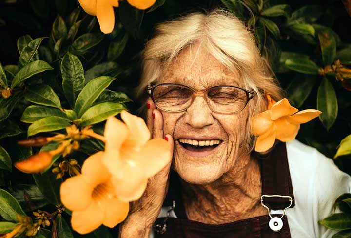 Uma mulher idosa desfrutando a vida ao ar livre