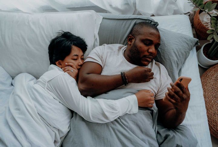 Ein Mann verwendet das Handy im Bett - Photo by Ketut Subiyanto from Pexels
