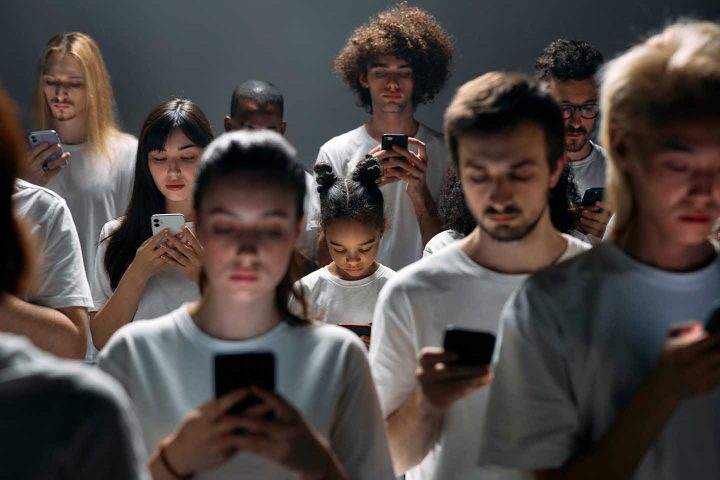 Adolescentes com adição de celular