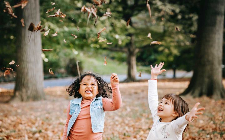 Kinder spielen im Freien mit Blättern - Photo by Charles Parker from Pexels