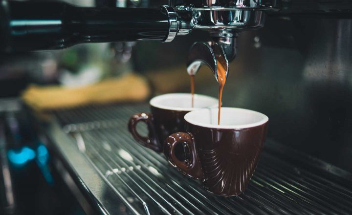 Ein Kaffeeautomat - Photo by Chevanon Photography on Pexels