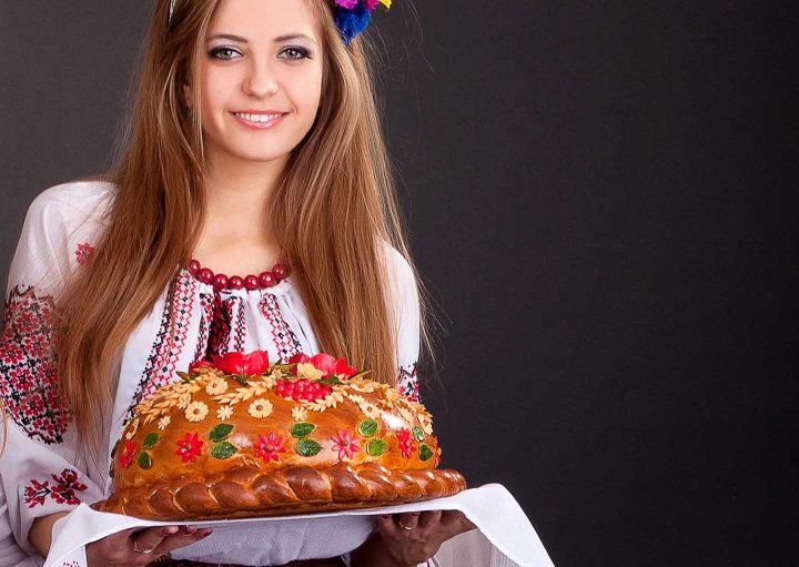 Uma garota ucraniana com uma típica padaria nacional.