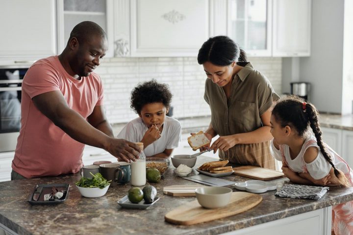 Uma família trabalhando em conjunto na preparação da refeição