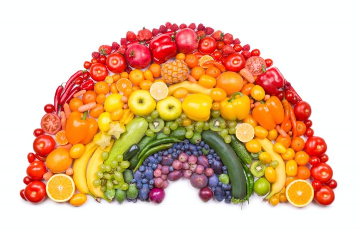 Um arco-iris de frutas e vegetais