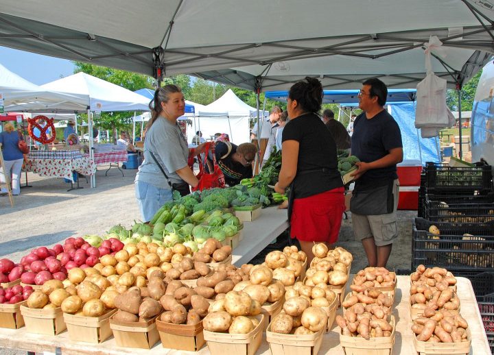 Um mercado vendendo verduras - Photo by Michigan Municipal League on Pexels, CC2.0 license 
https://www.flickr.com/photos/michigancommunities/15168955986/
