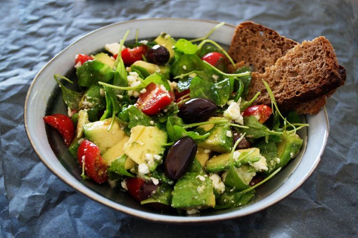 Uma salada típica da dieta mediterrânea