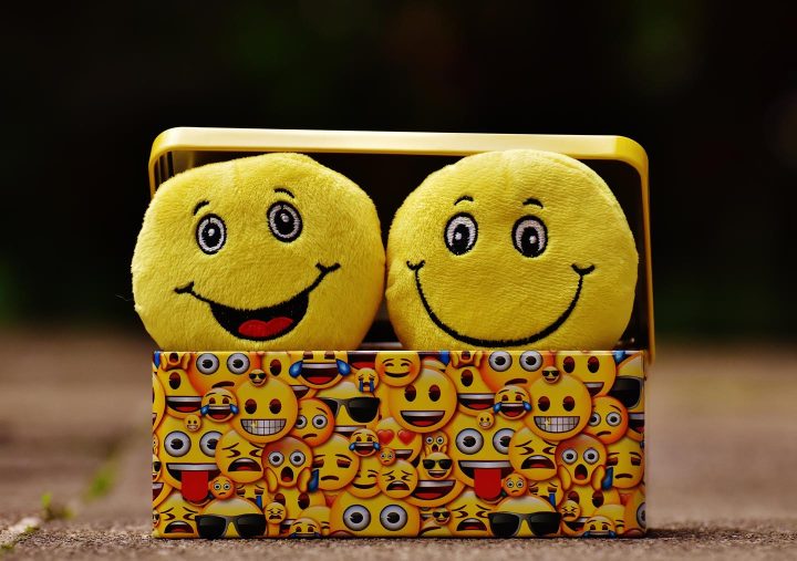 Um smilie dentro de uma caixa, representando uma mudança positiva nas emoções