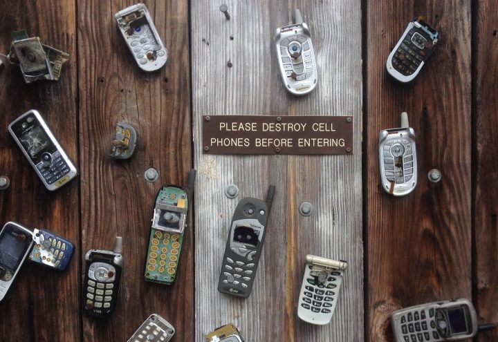 A sign saying: Please destroy cell phones before entering