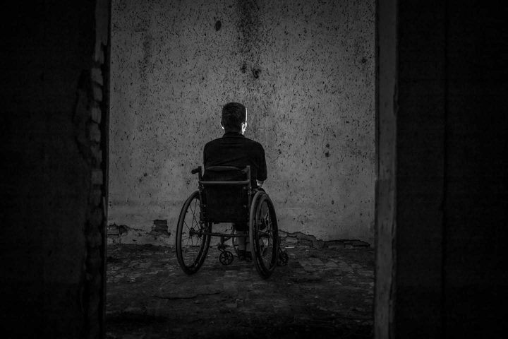 Uma pessoa idoso na cadeira de rodas