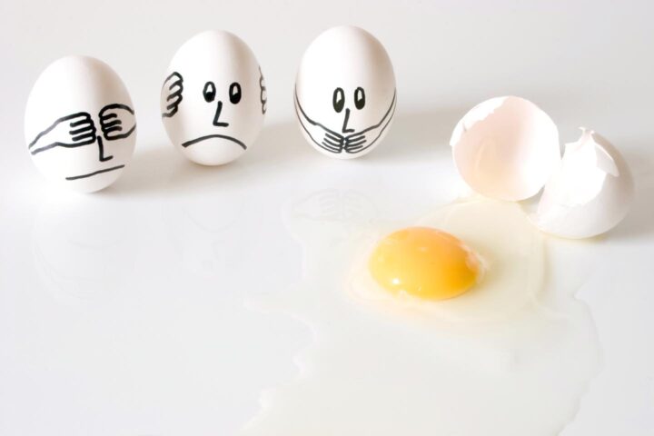 Eggs with depiction of no see, no hear, no speak, ignoring information that eggs are bad for health